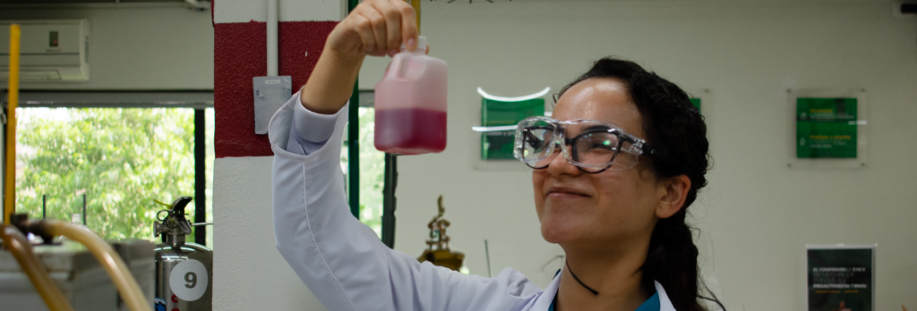 Mujer en laboratorio analizando una muestra